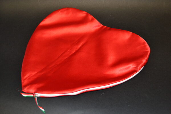 CUSCINO RASO CUORE ROSSO - immagine 2